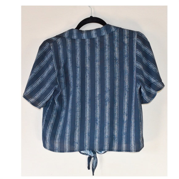 TIE-FRONT CROP TOP SIZE SMALL - Picture 2 of 3